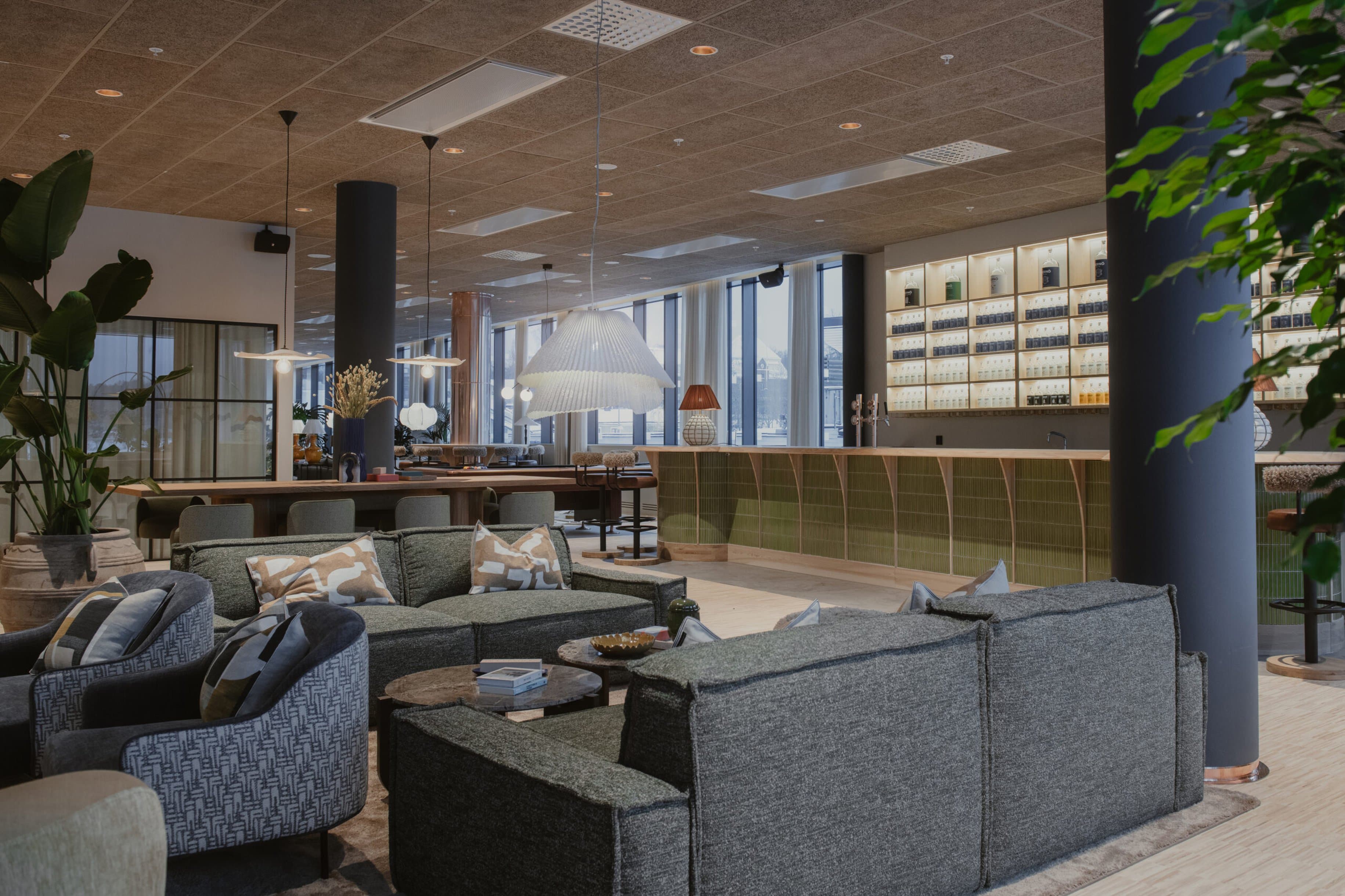 Hernö Gin Hotell — lobby med integrerad belysning och ljudsystem