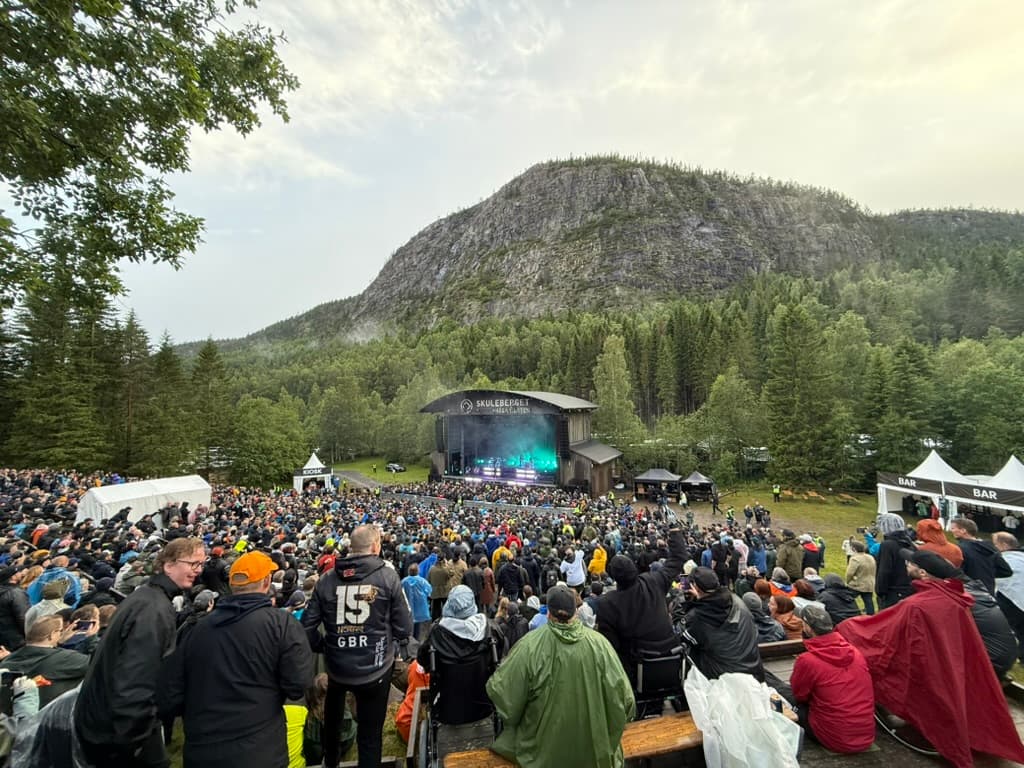 Skule Naturscen — utomhusscen vid Skuleberget med publik framför scenen