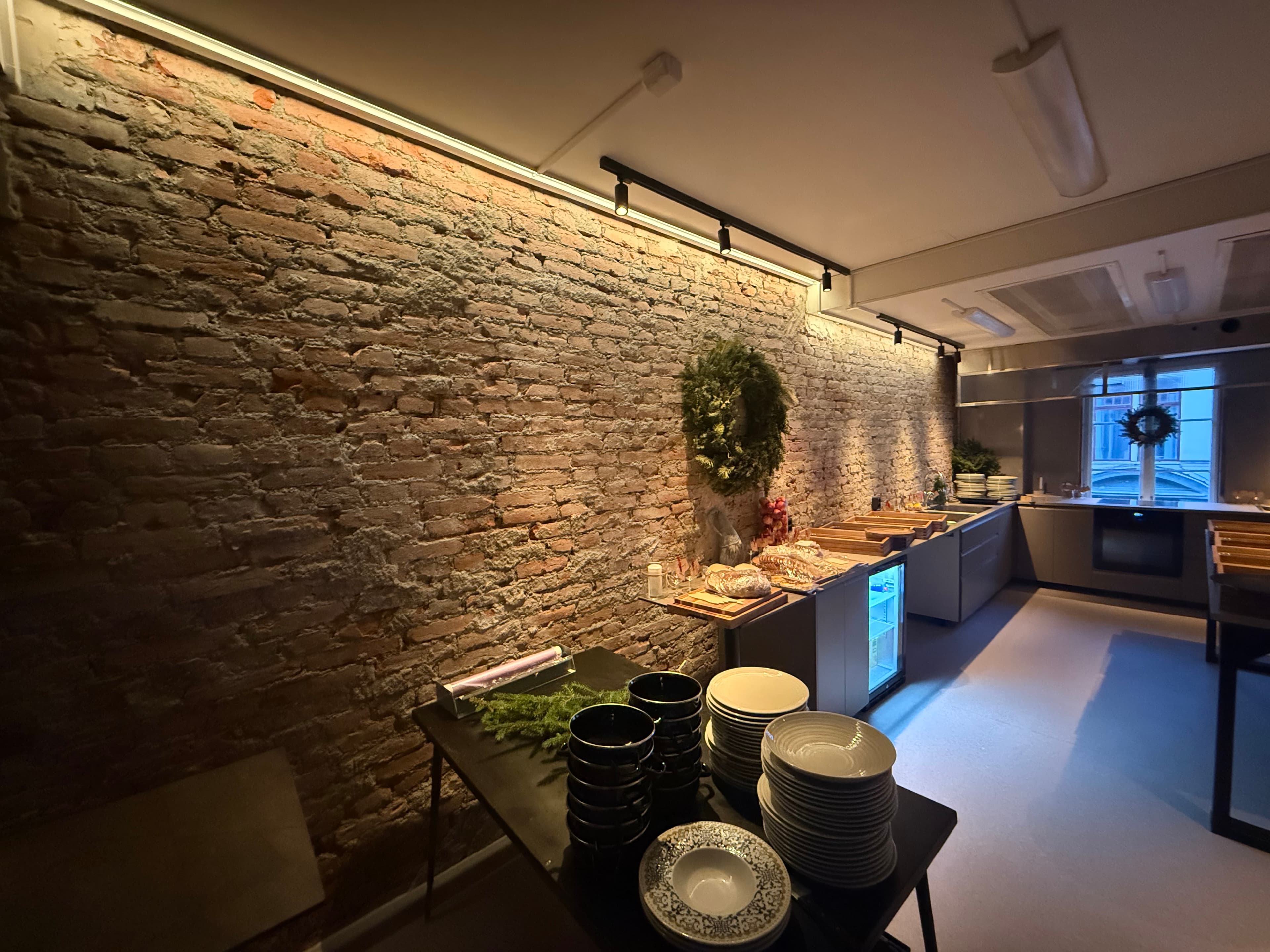 W Welcome — bar och buffé med akcentbelysning